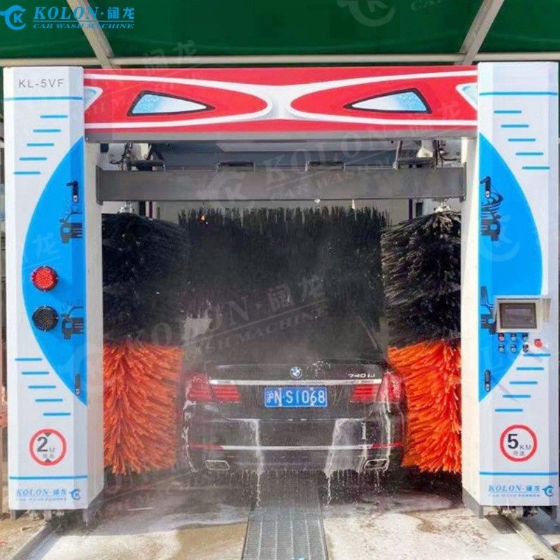 Lavadora de autos automática de 5 cepillos con secador de aire incorporado.