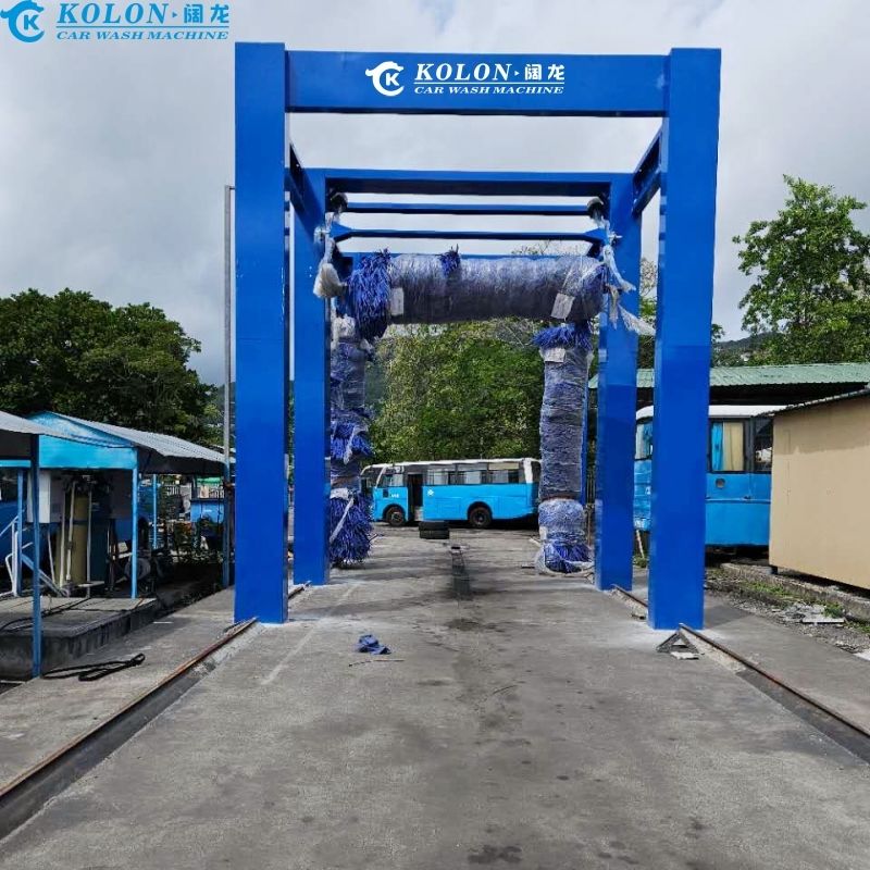 Máquina de lavado de autobuses KOLON Drive Through con 3 cepillos y botón de parada de emergencia, equipada con control PLC, consumo de agua de 267L